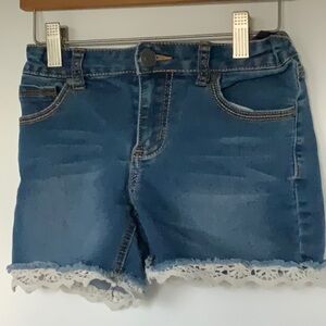 Vigoss Shorts with lace embellishment